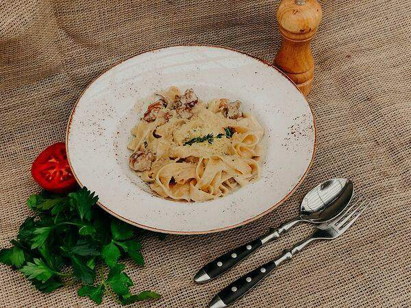 Паб 13 - Паста в сливочном соусе с беконом и цыплёнком