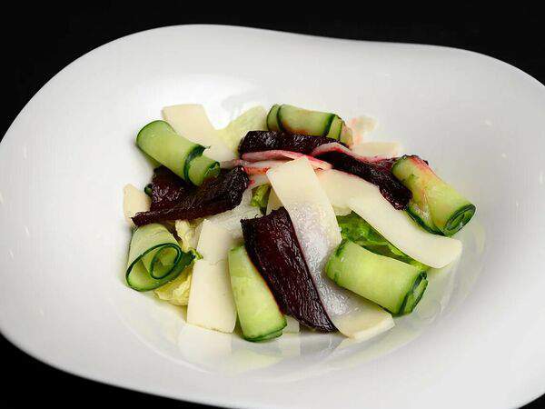 Урал Тау на Гоголя - Салат с козьим сыром