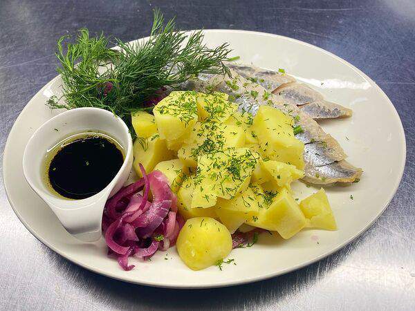 Чемодан - Филе слабосоленой сельди с картофелем