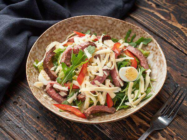 Югославия гриль - Салат с рукколой и говяжьей вырезкой