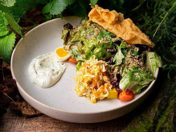 Red wall - Камчатский краб, перепелиное яйцо, киноа и соус спайси