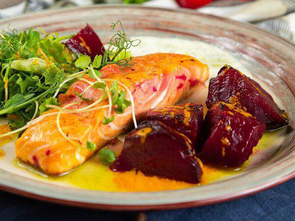 Hot Holland - Стейк из лосося Гравлакс с печеной свеклой