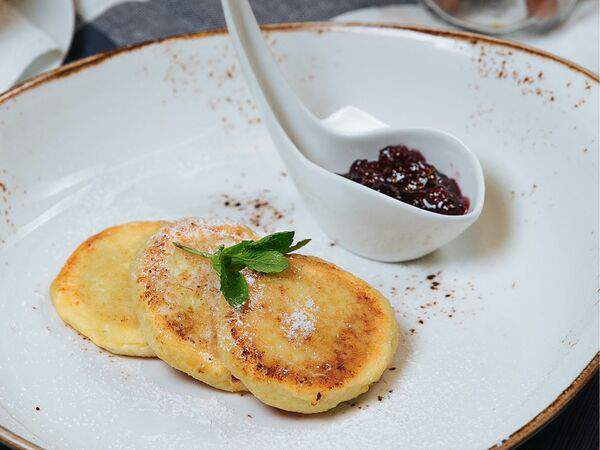 Fitness Food Cafe - Творожные сырники с ягодным соусом