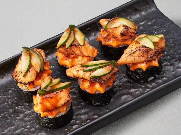 Mojo - Ролл с крабом и лососем гриль