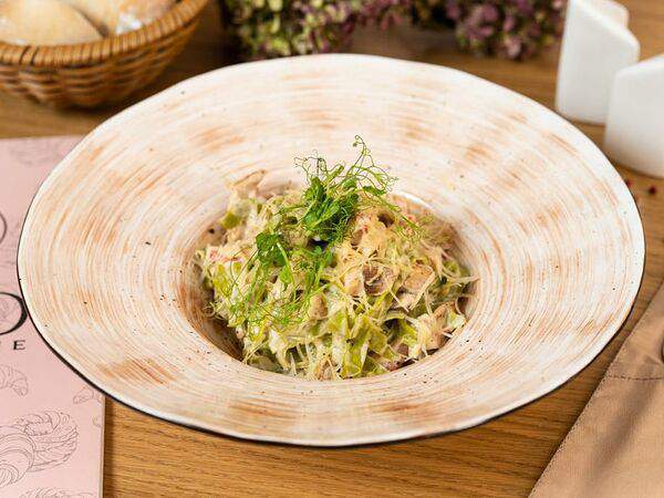 Theo - Тальятелле со шпинатом и куриным филе