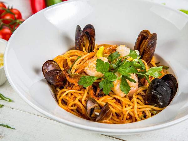 Кафе-brasserie Бригантина - Спагетти с тигровыми креветками и морепродуктами в томатном соусе