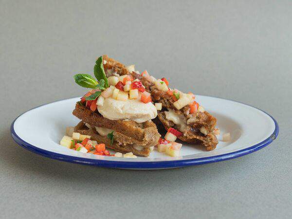 Крапива - Безглютеновые вафли с кремом из печеных яблок и веган масла