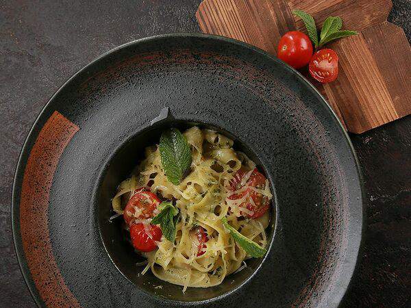 Шале - Паста с песто и помидорами черри