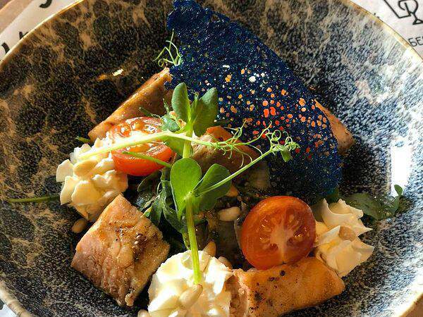 Квартира - Салат с теплым лососем и кедровым орехом