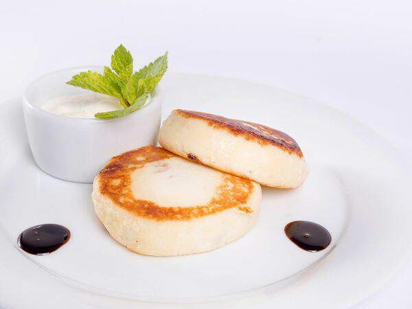 Smart Cafe - Творожные сырники с изюмом и сметаной