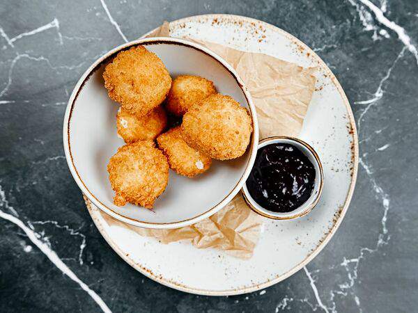 Прожарка - Сырные шарики с ягодным соусом