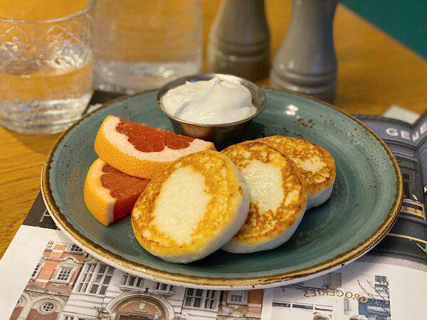 Кафе К16 - Классические сырники со сметаной