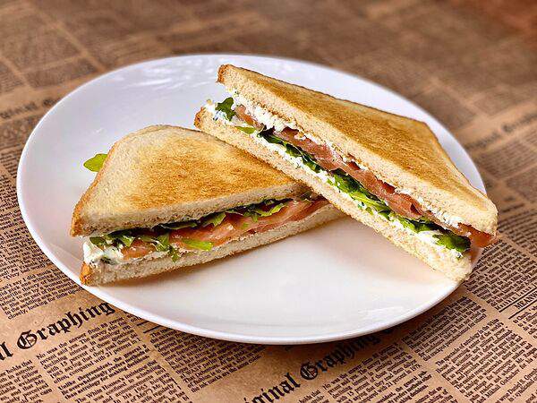 Loft cafe - Сэндвич с лососем и руколой