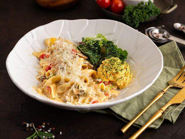 Абсолютъ - Паста с овощами, сливочным соусом и муссом из сыра фета