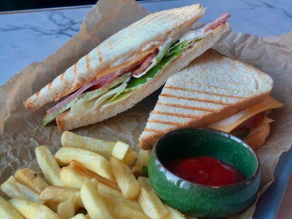 Библиотека - Сэндвич с ветчиной, сыром, картошкой фри и соусом