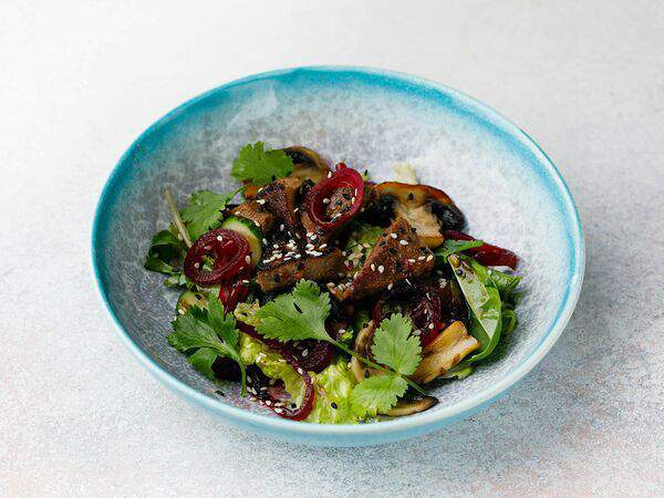 Гости - Тёплый салат с обжаренным языком и шампиньонами с азиатской заправкой