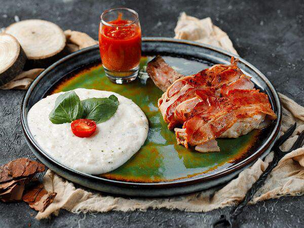 City Lounge - Свиная корейка на кости с базиликовым пюре