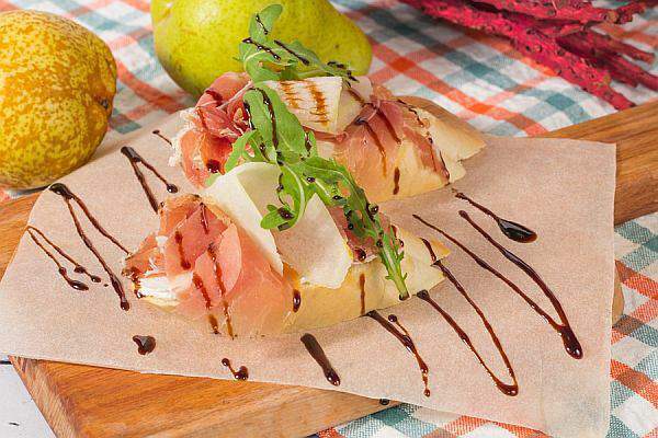 Луиджи - Брускетта с Пармской ветчиной и грушей