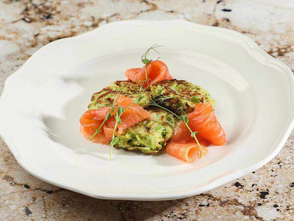 Ресторан 1991 - Оладьи из кабачков с лососем слабой соли и сметаной