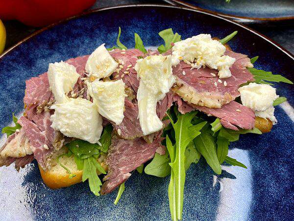 На крючке - Брускетта с пастрами