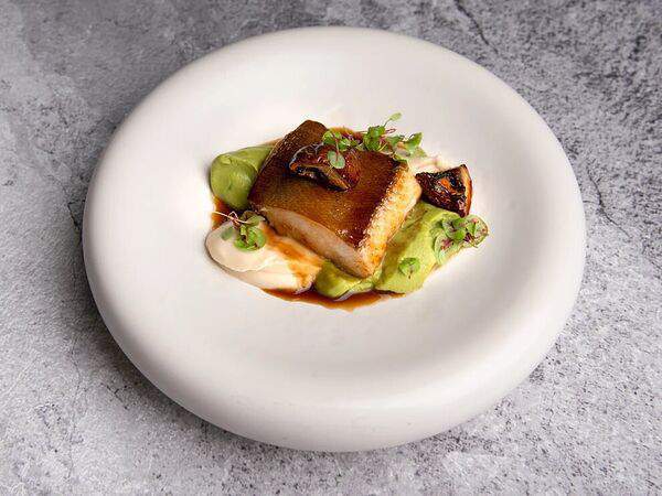 Red wall - Стейк из палтуса, два вида капусты и соево-медовый соус