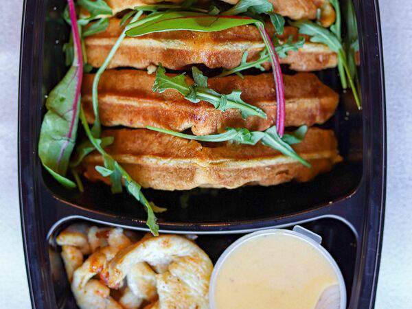 In Coffee We Trust - Вафли с курицей и соусом чеддер