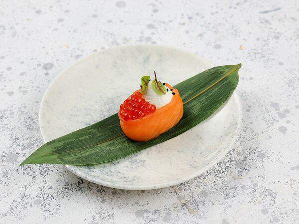 Васаби - Гункан Лосось со сливочным сыром и красной икрой