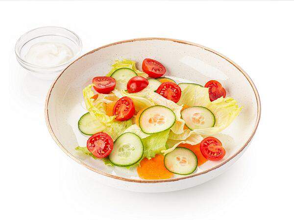 Шоколадница - Овощной салат с огурцами, черри и морковью