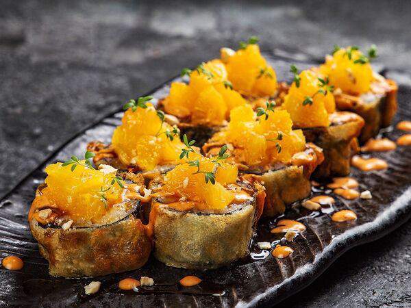 Umi asian kitchen & bar - Жареный ролл с креветкой, лососем и апельсином