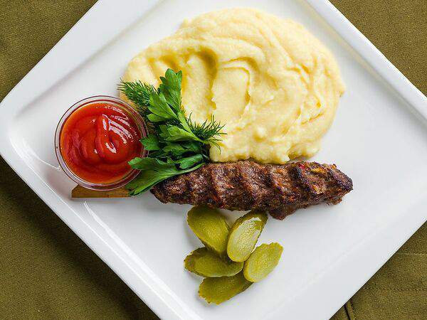 Хотим-едим - Люля из говядины с пюре и соленым огурчиком