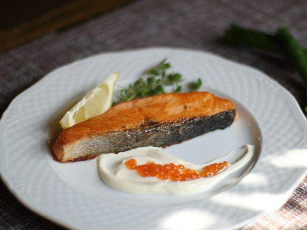 Bierhof - Стейк семги с икорным соусом