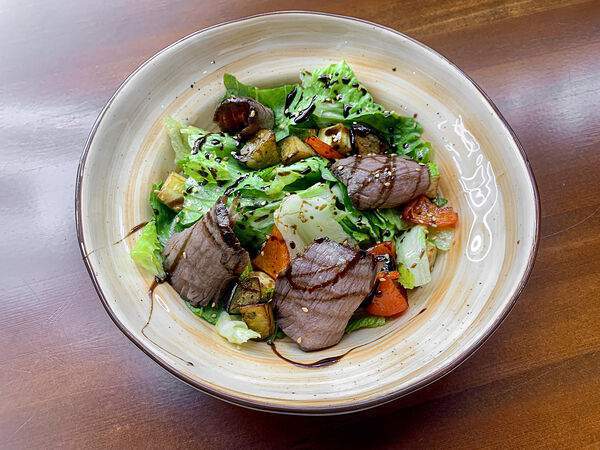 The Kitcha - Теплый салат с говядиной в азиатском стиле