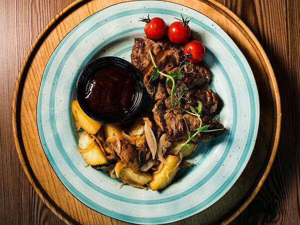 Broadway - Стейк из cвинoй шеи с мини-картофелем и соусом Барбекю