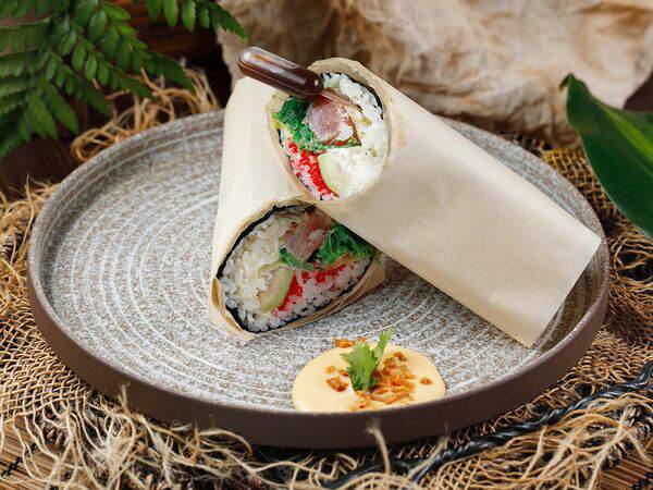 Поке от Not Only Poke by Bigvava - Суши-буритто с тунцом, овощами и острым соусом