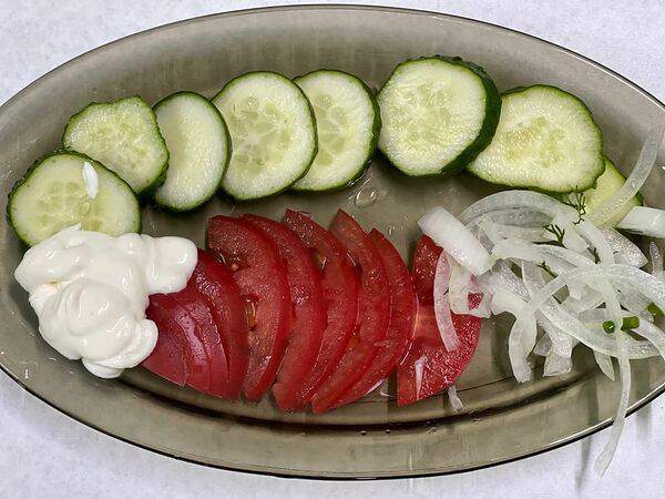 Спорт кафе - Салат из свежих помидоров и огурцов