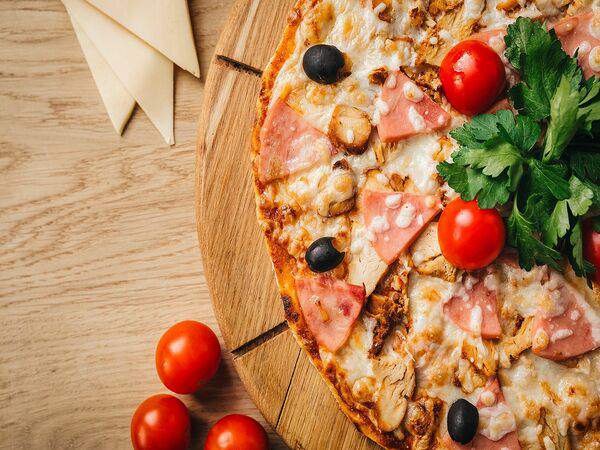 Русская кухня - Пицца с курицей и ветчиной