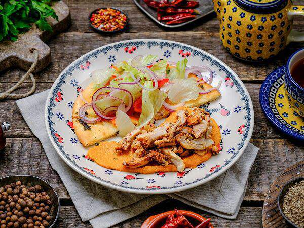 Брынза - Салат с цыпленком и хумусом