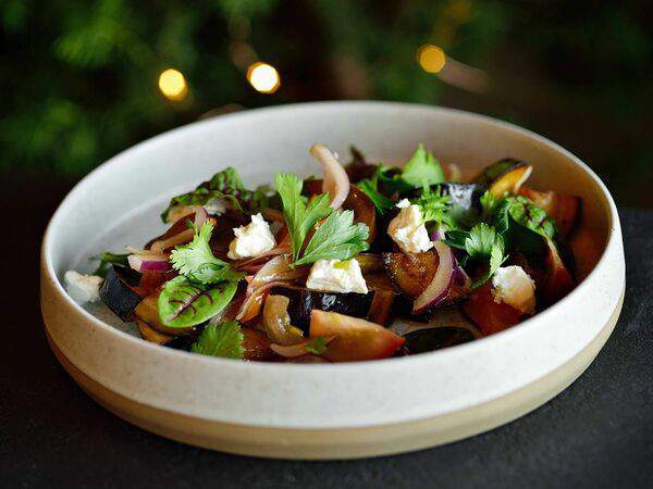 Базилик - Салат с хрустящими баклажанами, томатами и сыром