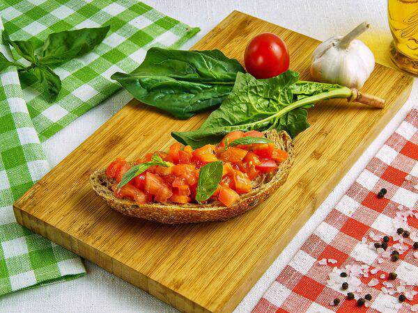 Burrata - Брускетта с розовыми томатами и печеным перцем