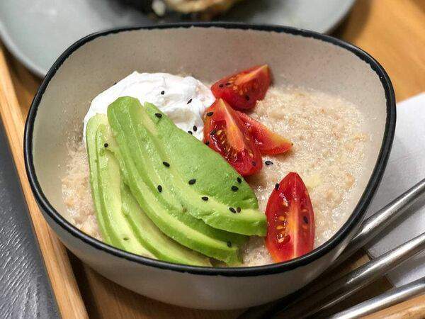 Марли - Несладкая овсянка с авокадо, яйцом пашот и пармезаном