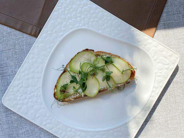 Пау Вау - Брускетта с грушей и сыром горгонзола