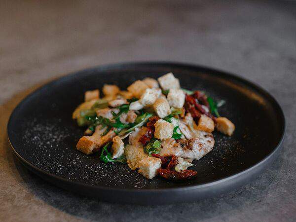 Kotleta bar - Салат с курицей и вялеными томатами