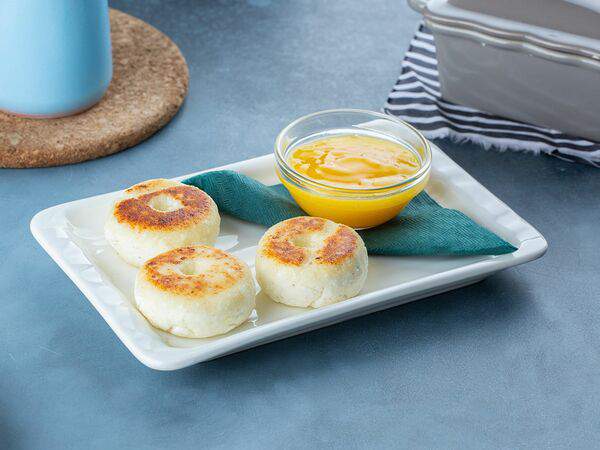 Славный кофе - Сырники с кусочками манго и сметаной