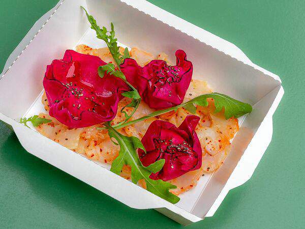 Сияние - Карпаччо из креветок в соусе чили-маракуйя со свекольными равиоли