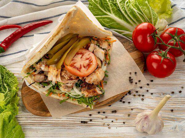 На углу - Донер мясной в хлебе