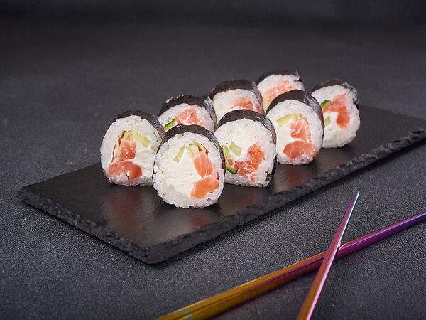 СушиСет - Ролл филадельфия с копченым лососем