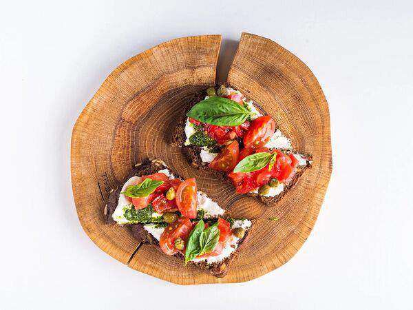 Red wall - Сморребред с томатами и молодым сыром