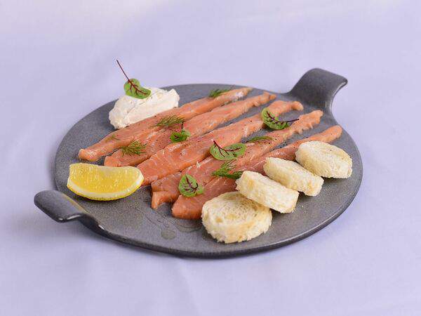 Fabrika - Слабосоленый лосось с гренками и сырным кремом