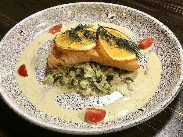 Синий Лось - Стейк из лосося на подушке из шпината