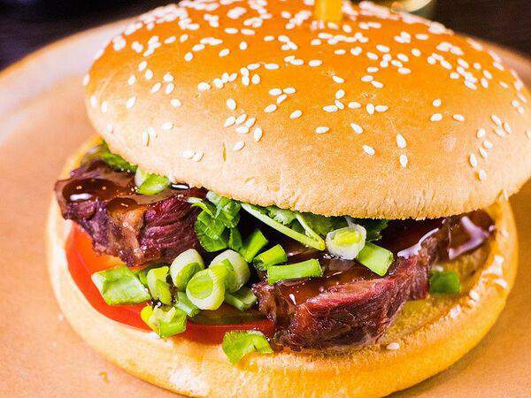 Friends Gastrobar - Бургер с говядиной и беконом